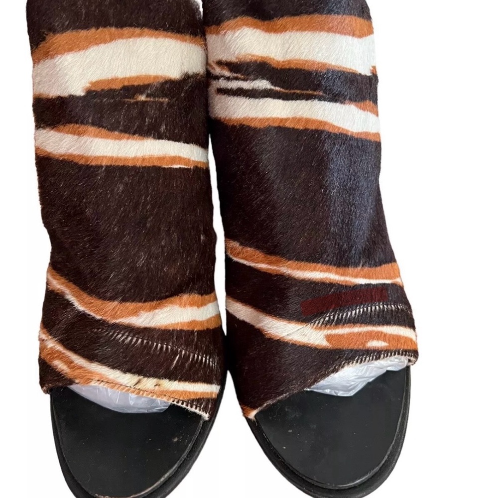 Balenciaga Black and Brown Heels Elegant Design Zebra Print - Picture 4 of 15
